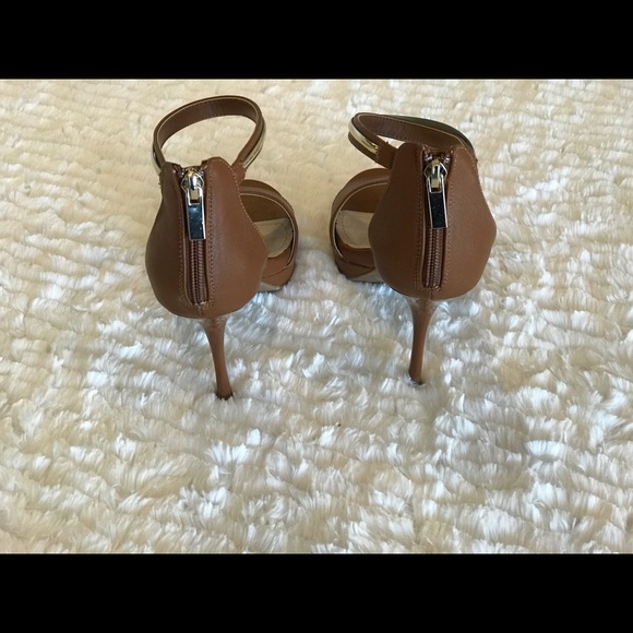 Open toe sandal with gold accent - Picture 3 of 4